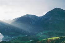 Igartubeiti representa al poblamiento histórico de los valles húmedos vascos, en los que las aldeas y caseríos dispersos salpican las laderas bajas de las montañas.