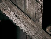 La zanca de la escalera, visible desde la entrada, es el único elemento de la carpintería de Igartubeiti que se adorna con tallas