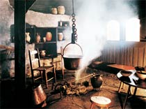 El fuego de la cocina se enciende directamente sobre el suelo de arcilla y sobre él cuelga el llar suspendido de un pescante giratorio