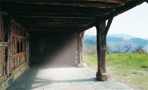 El soportal de Igartubeiti, enlosado con piedra negra, servía como era cubierta para desgranar el trigo