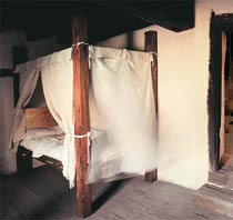 Las camas altas de la casa estaban formadas por un armazón de cuatro pilares de madera unidos por largueros superiores e inferiores. En los bajos se ataba una red de cuerda sobre la que reposaban el jergón y los colchones. En los altos se colgaban el dosel y las cortinas.
