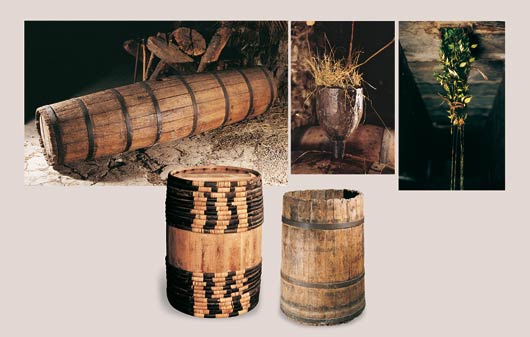 Cisterna utilizada para el transporte de sidra al mercado / Reconstrucción de una barrica de los siglos XVI-XVII, con cuerpo casi cilíndrico y  numerosos  cellos de flejes de avellano / Embudo de madera / Sumidero del lagar con ramos 