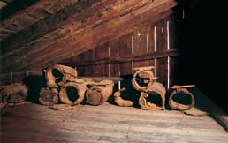 Colmenas fabricadas con troncos de castaño ahuecados.