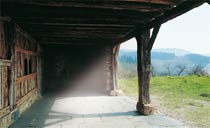 Igartubeitiko atari-zabala, lauza beltzez egokitua, gari jotzeko aterpe bikaina zen..