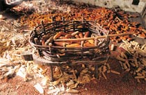 Ganbara berrian artaburuei hostoak kendu eta mazo batez jotzen zituzten, artoa jotzeko astoan eginiko zuloetatik aleak atea arte.