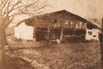 Igartubeiti 1925 inguruan, gurdia eta idi-parea atari aurrean, errepide asfaltatua egin aurretik.