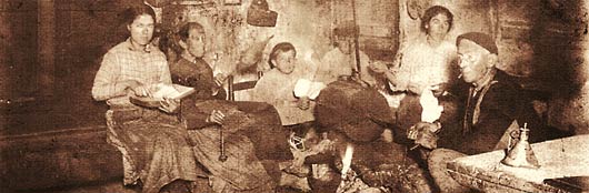 Jose Inazio Mendiguren eta Nikolasa Aranburu, seme-alabez inguraturik, Igartubeiti baserriko sukalde zaharrean 1925 inguruan.